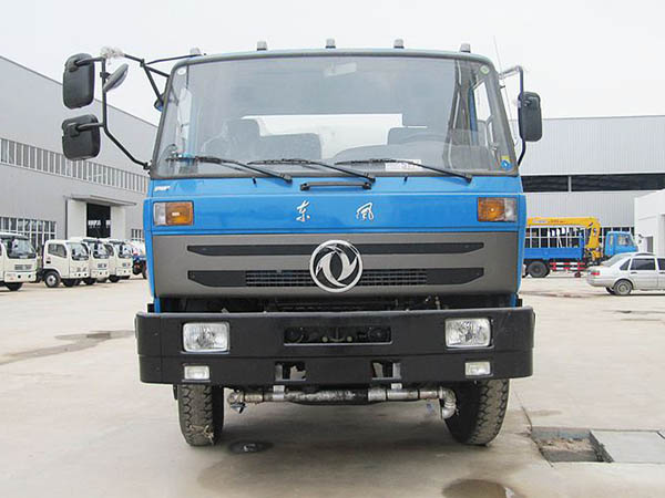 東風153型15噸灑水洗掃車 城市環(huán)衛(wèi)的高效解決方案