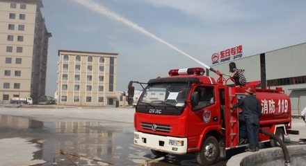 東風多利卡消防灑水車 多功能應急救援與環(huán)衛(wèi)灑水的理想選擇