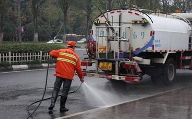 突發(fā)情況都是小事，騎摩托車最大的敵人是它——灑水車